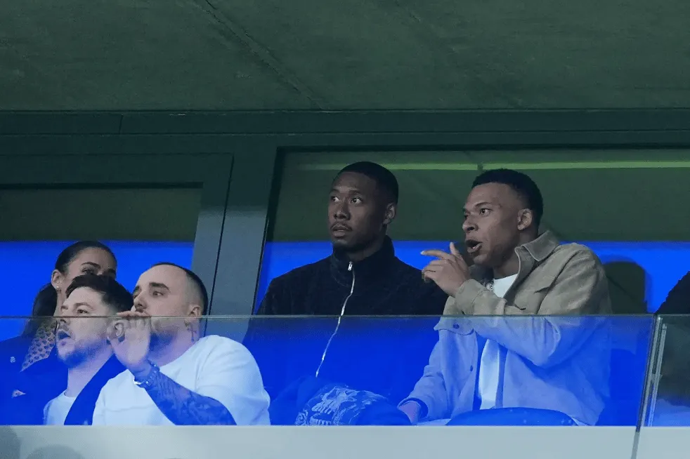九游官网主页-姆巴佩与阿拉巴现身伯纳乌看台，现场为皇马对曼城比赛助威