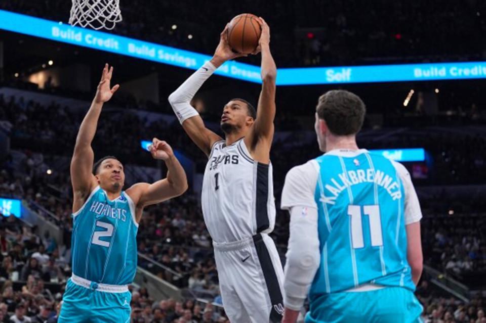 马刺18战16胜，范乔丹公开泼冷水！文班比肩06姚明用行动打破质疑